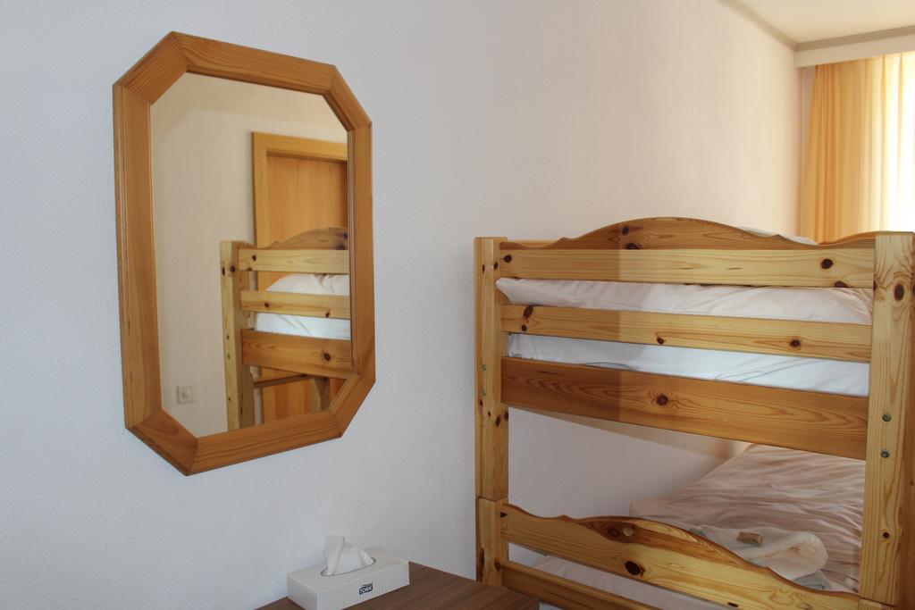 Hotel De La Gare Yvonand Bilik gambar