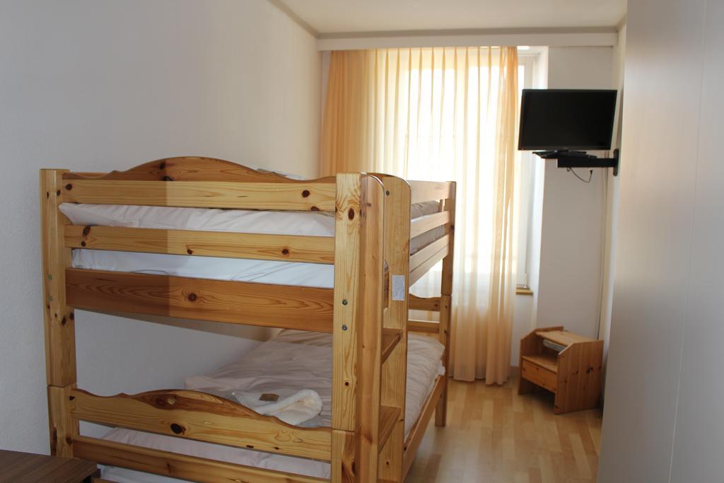 Hotel De La Gare Yvonand Bilik gambar